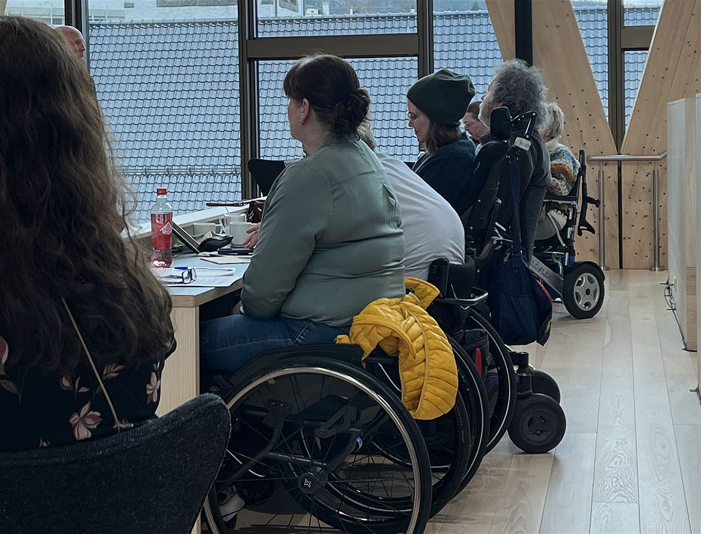 Menneske i rullestolar sit ved bord i Vestlandssalen.