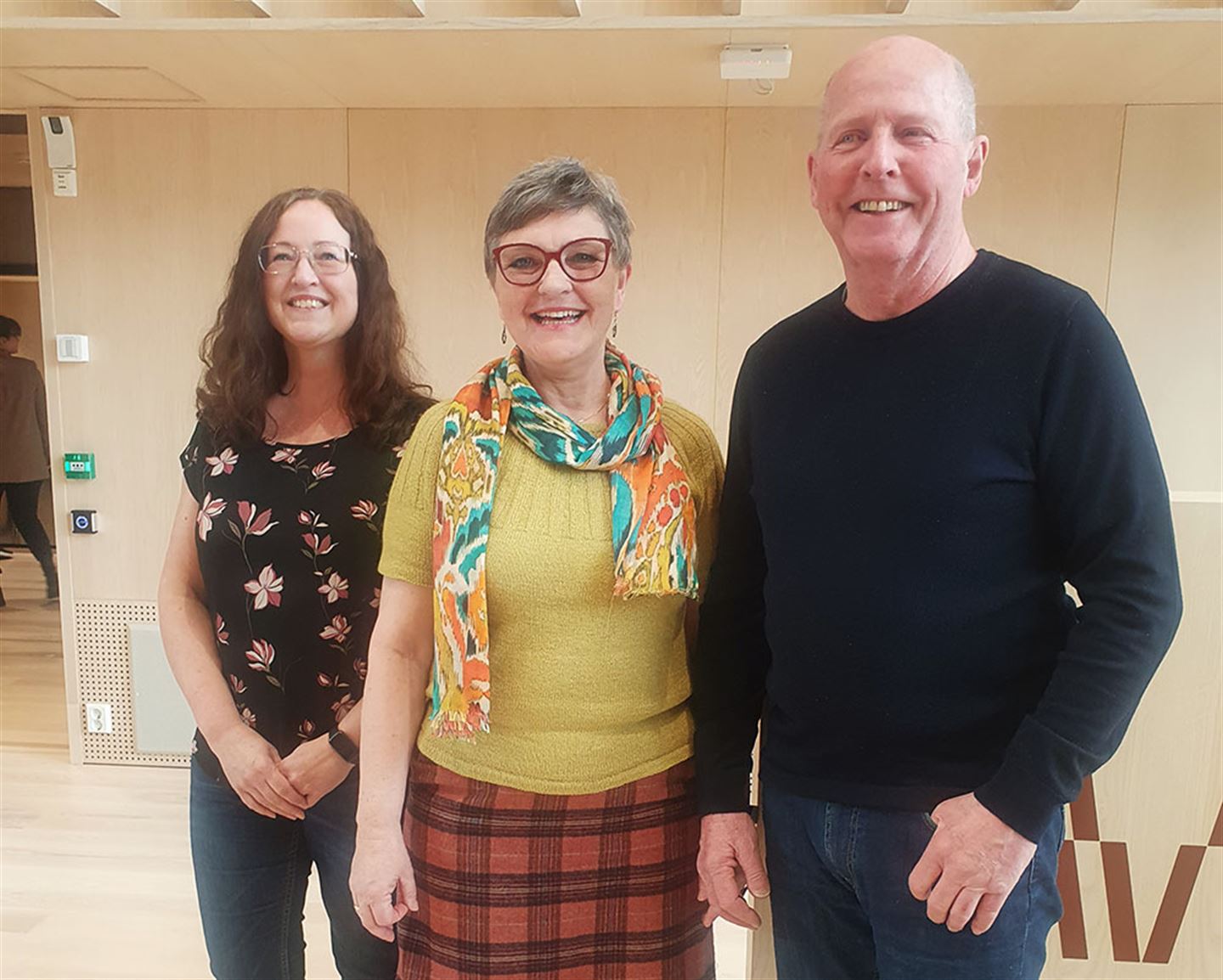 Fv. Sylvi Leirvaag, konferansier, Trude Brosvik, leiar for rådet for menneske med nedsett funksjonsevne, og Arne Hansen, Innlandet FFO. (Foto: Vestland fylkeskommune)