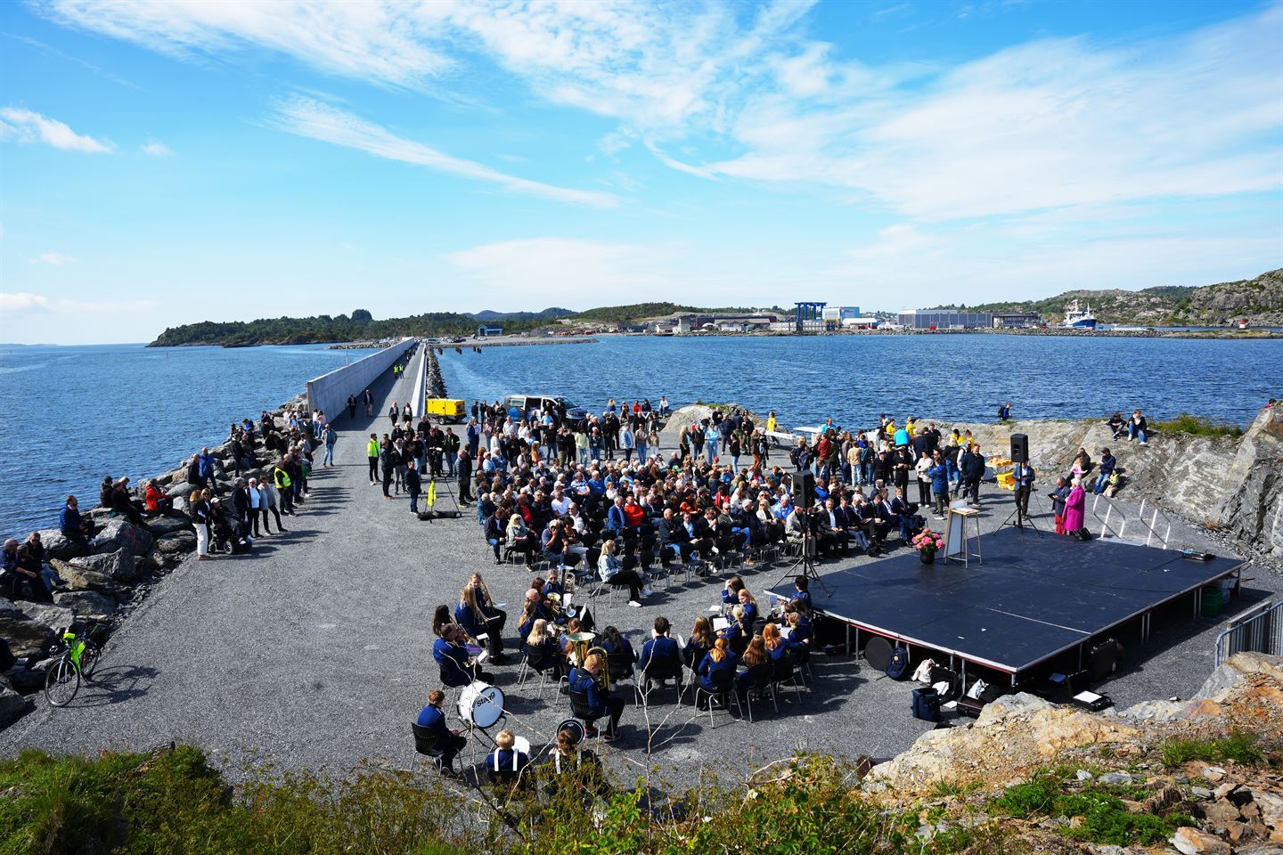 foto av mange folk på ein kai