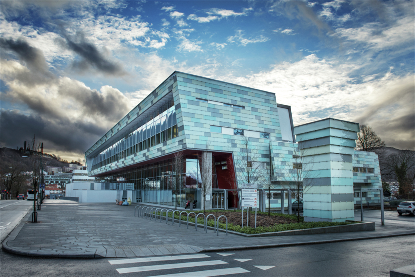 stor bygning med turkis fasade. 