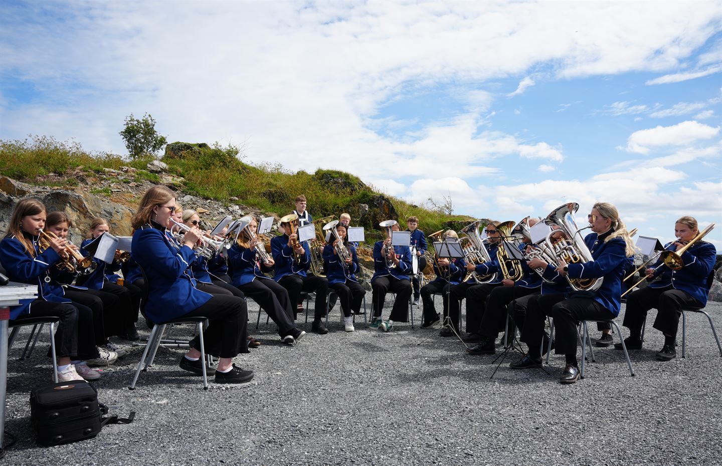 foto av musikkorps som spelar ute
