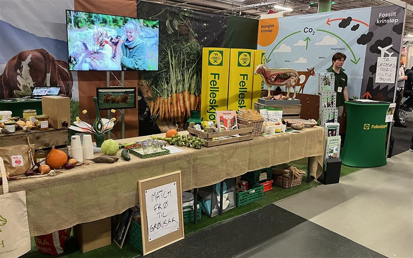 Stand for å rekruttere elevar til naturbruksutdanningar, med smaksprøvar og informasjon.