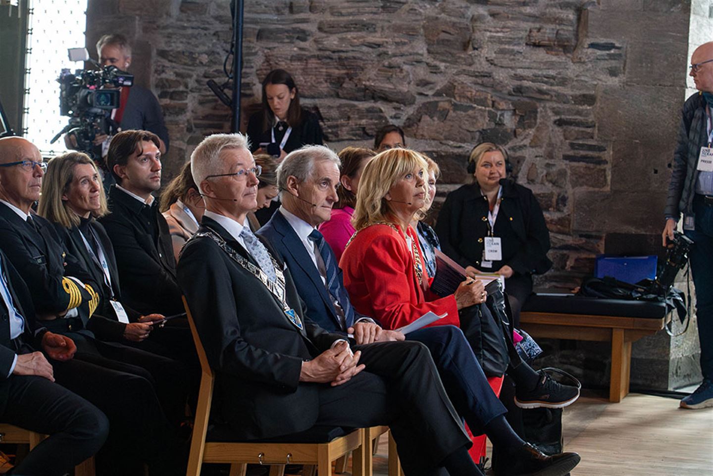 Fylkesordførar Jon Askeland, statsminister Jonas Gahr Støre og ordførar i Bergen, Marit Warncke på første rad under One Ocean Summit i Håkonshallen.