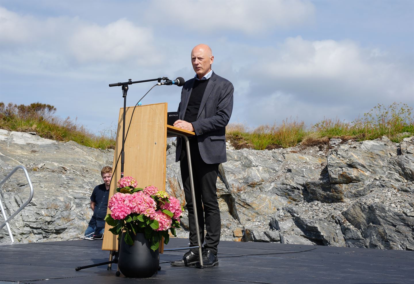 foto av mann på talarstol