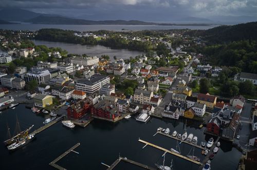 Oversiktsbilde av Florø sentrum. 