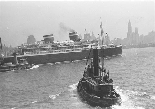 Gamalt svart-kvitt bilde frå hamna i New York. 