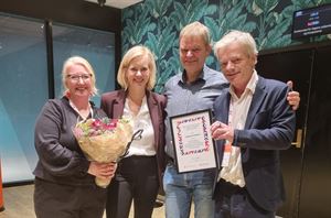 foto av personar som har motteke ein pris.