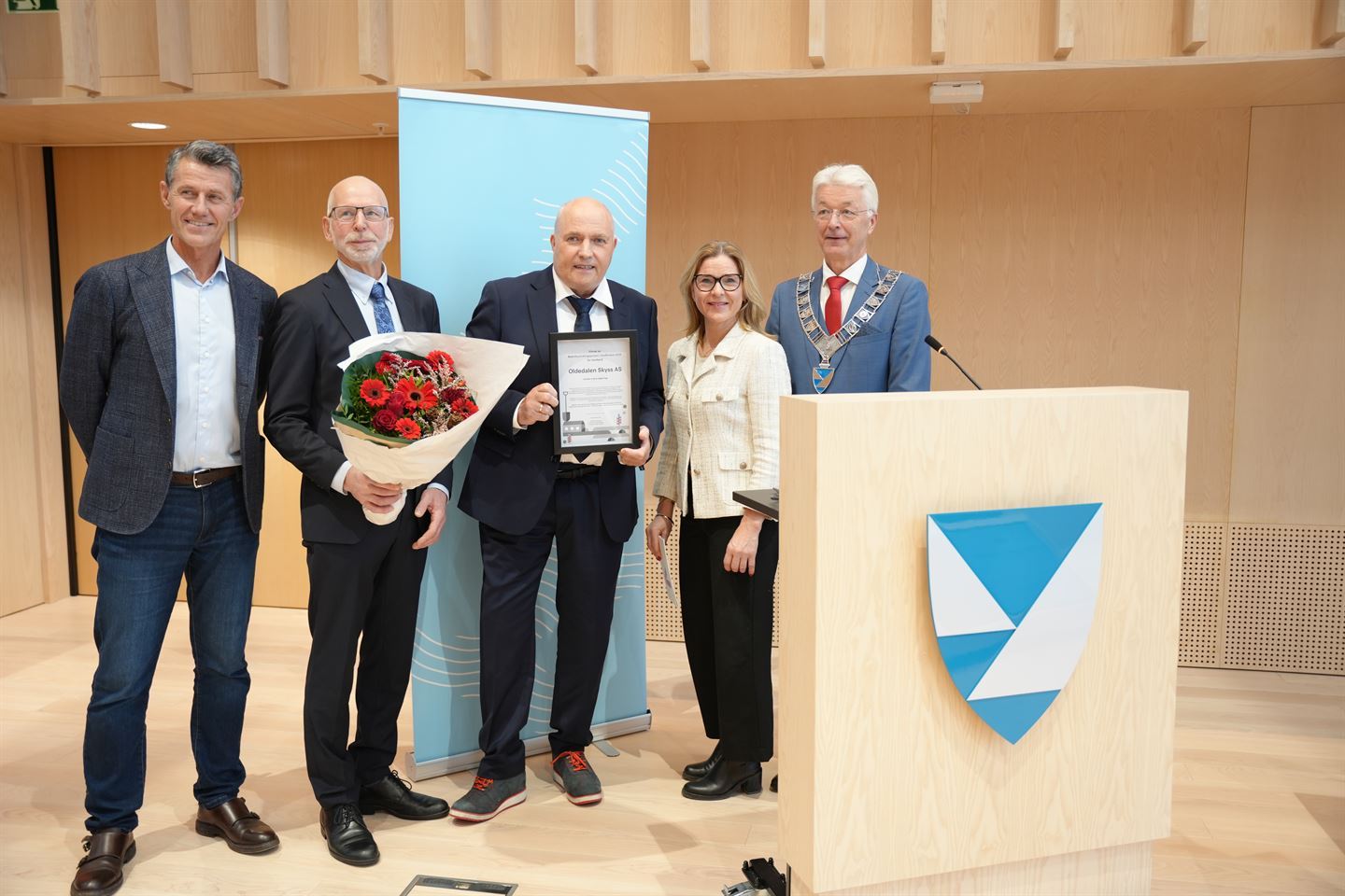 foto av folk på scene som har fått pris