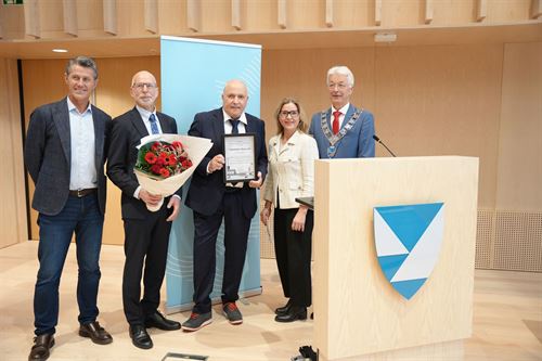 foto av folk på scene som har fått pris