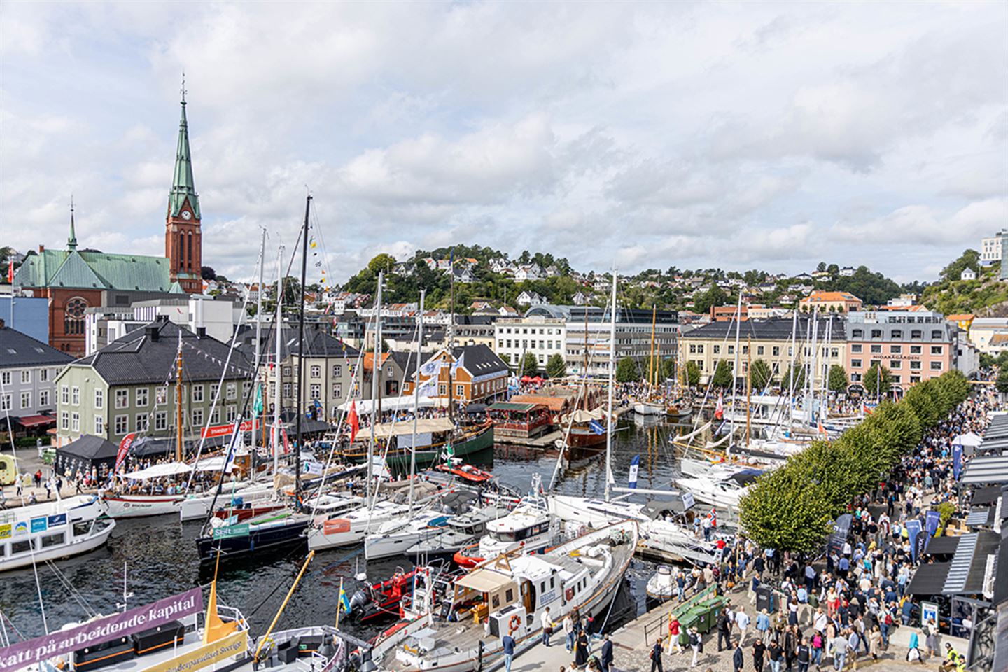 Mange båtar og folk i kaiområde i Arendal under Arendalsuka 2024.