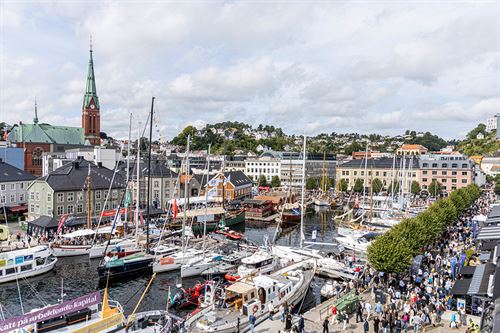 Mange båtar og folk i kaiområde i Arendal under Arendalsuka 2024.