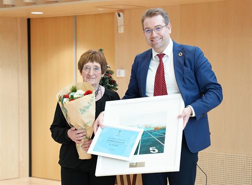 Jacob Nødseth og Annbjørg Sunnarvik ved utdelinga av prisen Årets eldsjel 2025