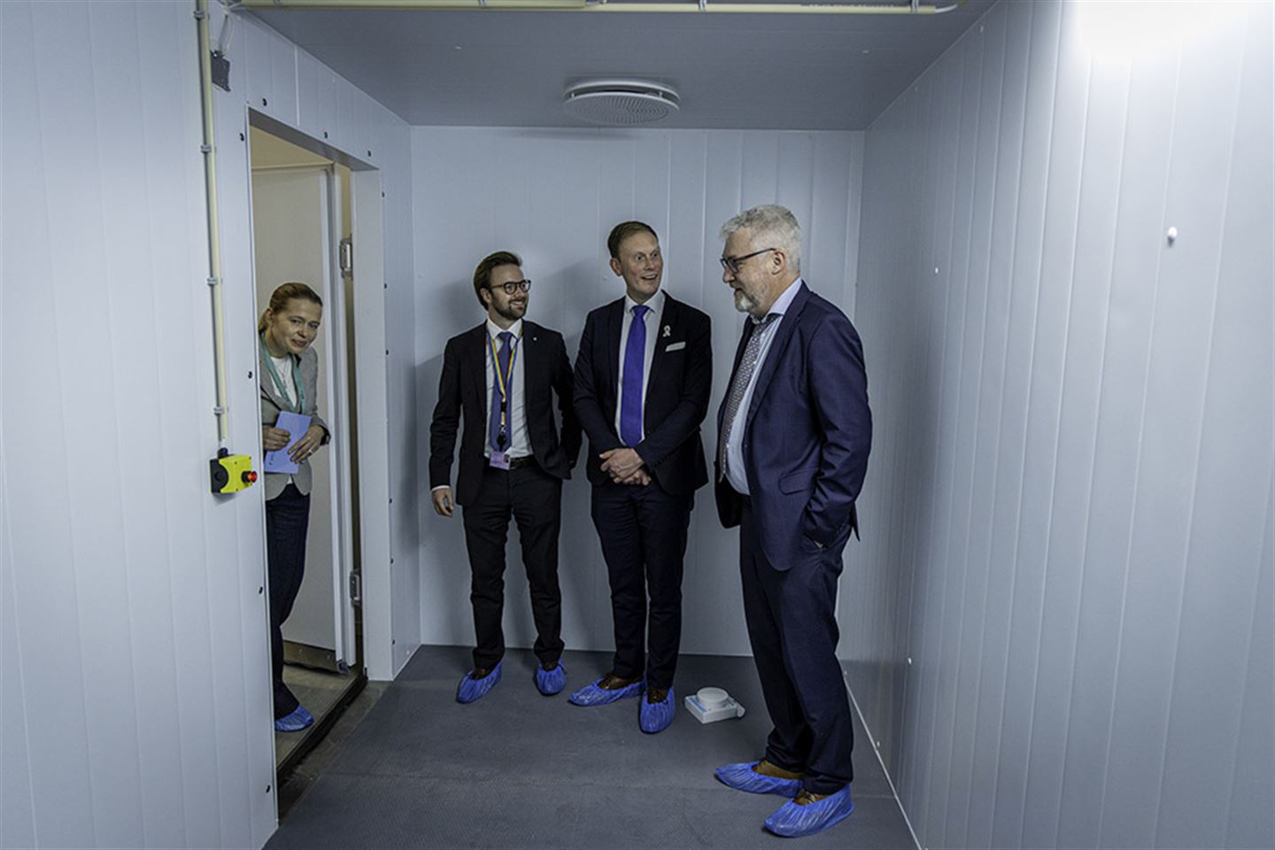 Tre personar inne i fryserom.