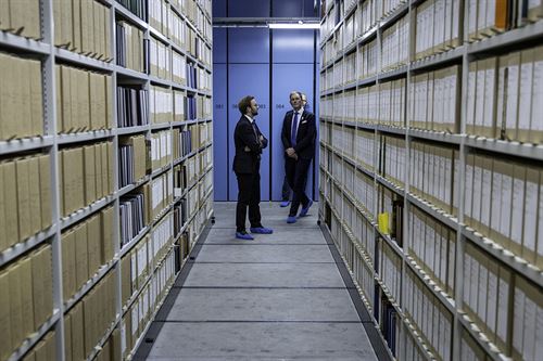 Arkivmagasin med to menn i enden.