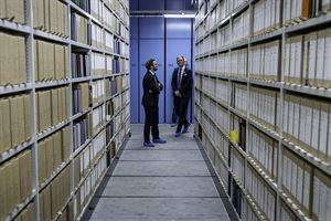 Arkivmagasin med to menn i enden.