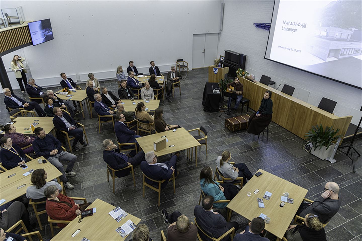 Programmet for den offisielle opninga av arkivbygget var i Firdasalen på fylkeshuset. Det var kulturelt innslag ved Oda Alisøy og Kjetil Alisøy Søvig. Dei gav publikum fleire smakebitar frå framsyninga Amerikabreva, om unge kvinner som reiste frå Noreg til Amerika. (Foto: Javad Montazeri/Vestland fylkeskommune)