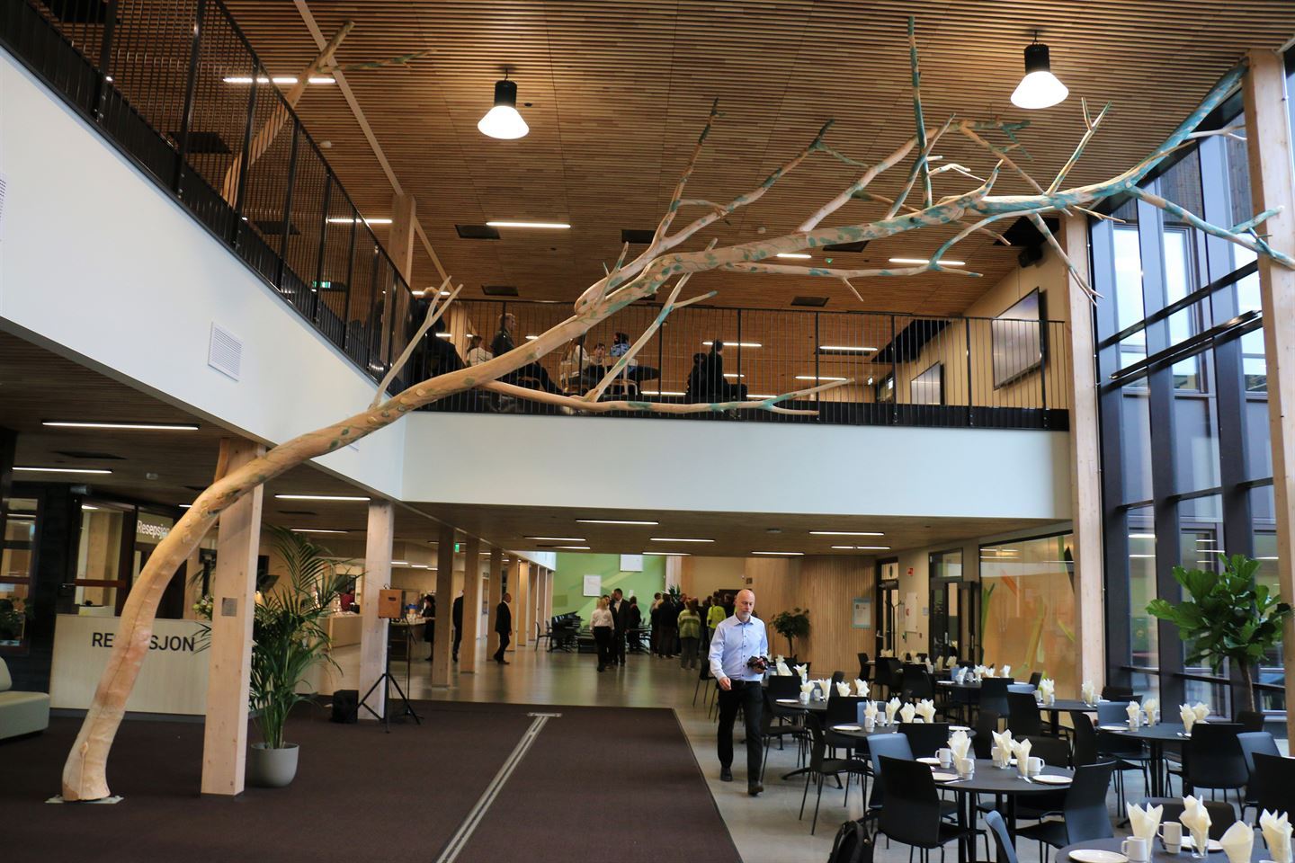 Inne i bygning med kantine