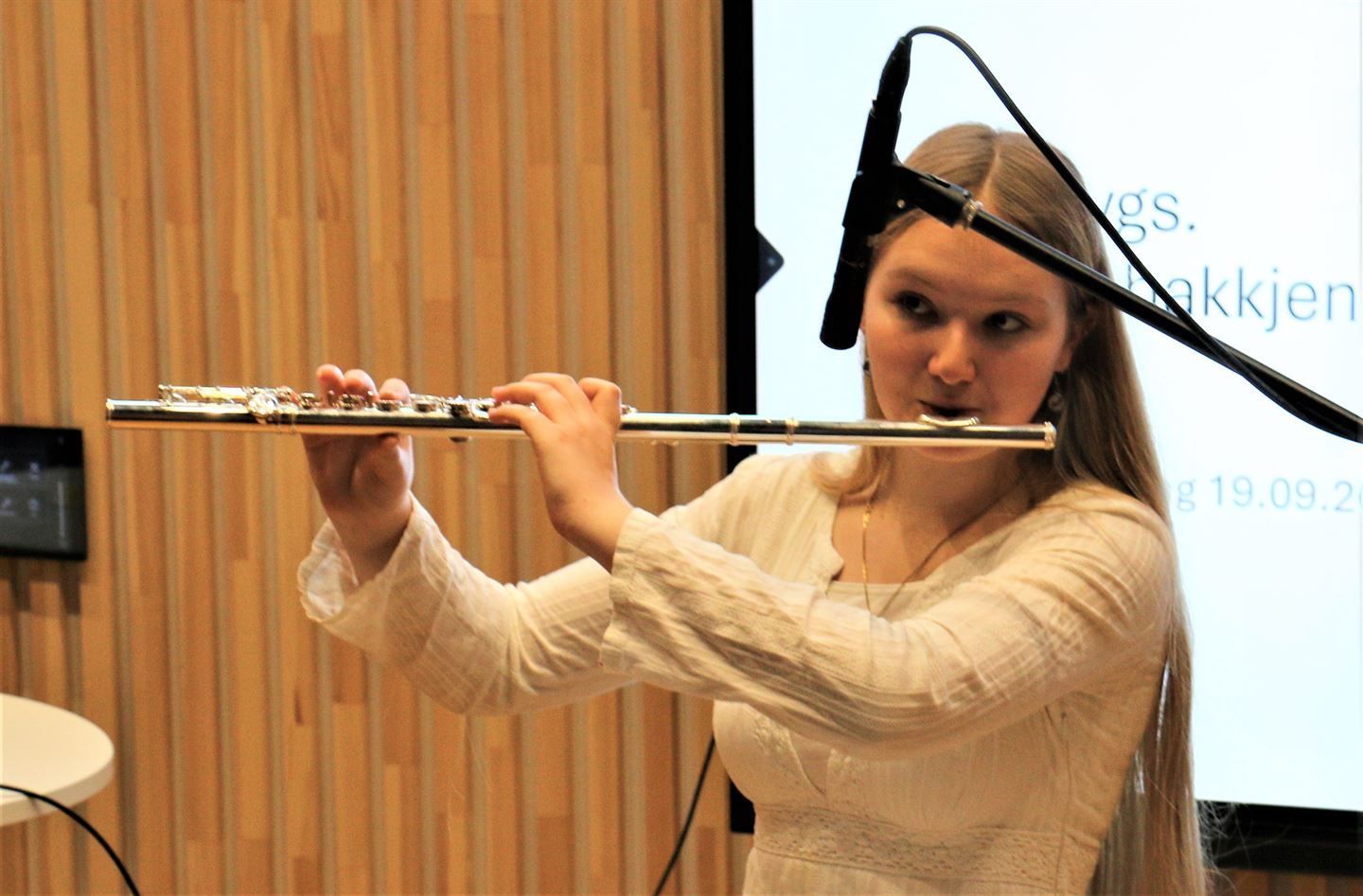 Jente spiller fløyte