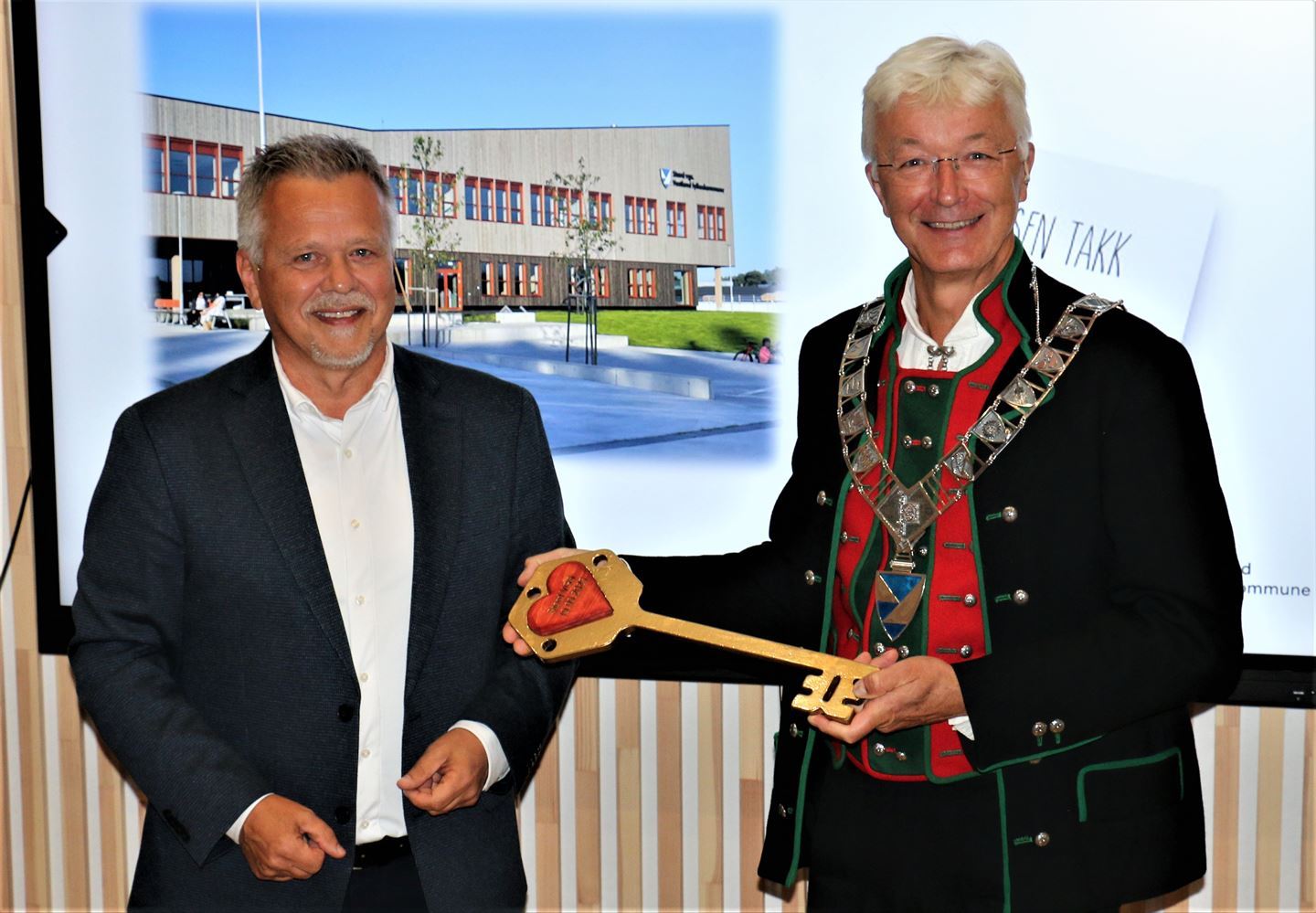 To personar med ein stor nøkkel