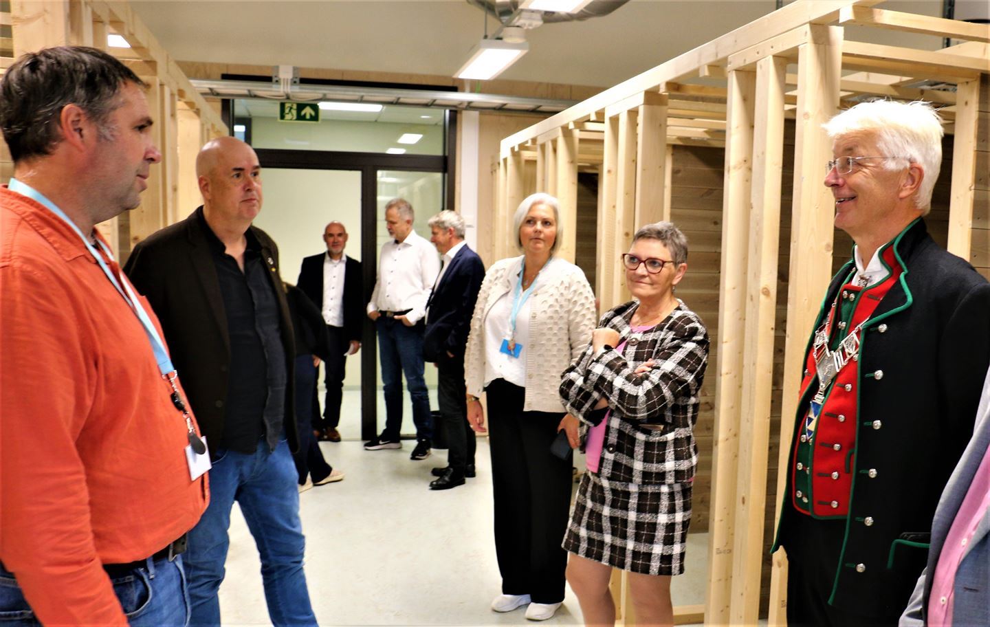 Omvising, mange personar, på verkstad.