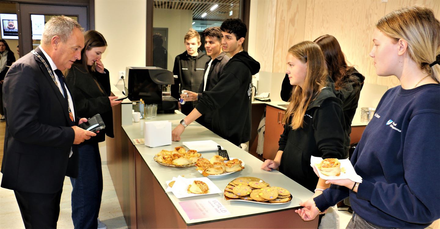 Personar bak og framfor disk i kafe