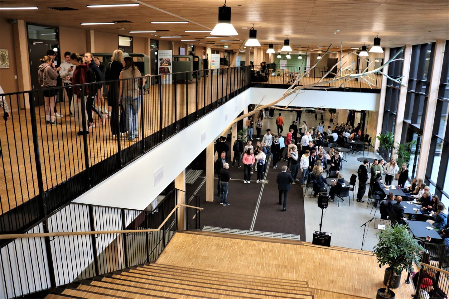 Kantine og trapp opp