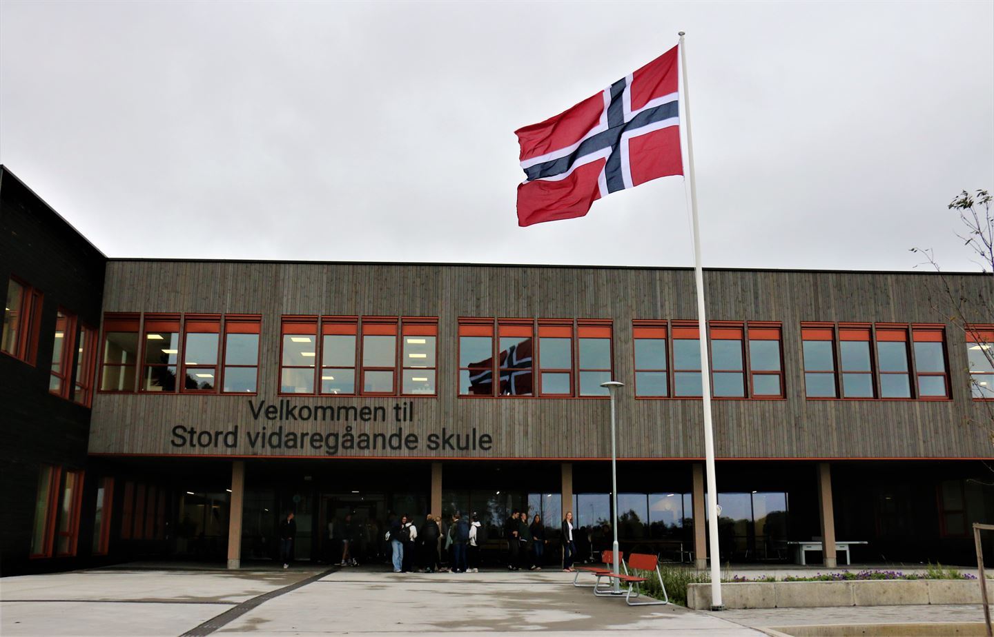 Bygning og norsk flagg