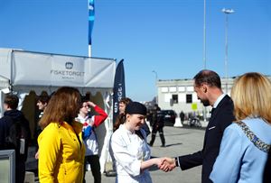 foto av personar som helsar på kvarandre
