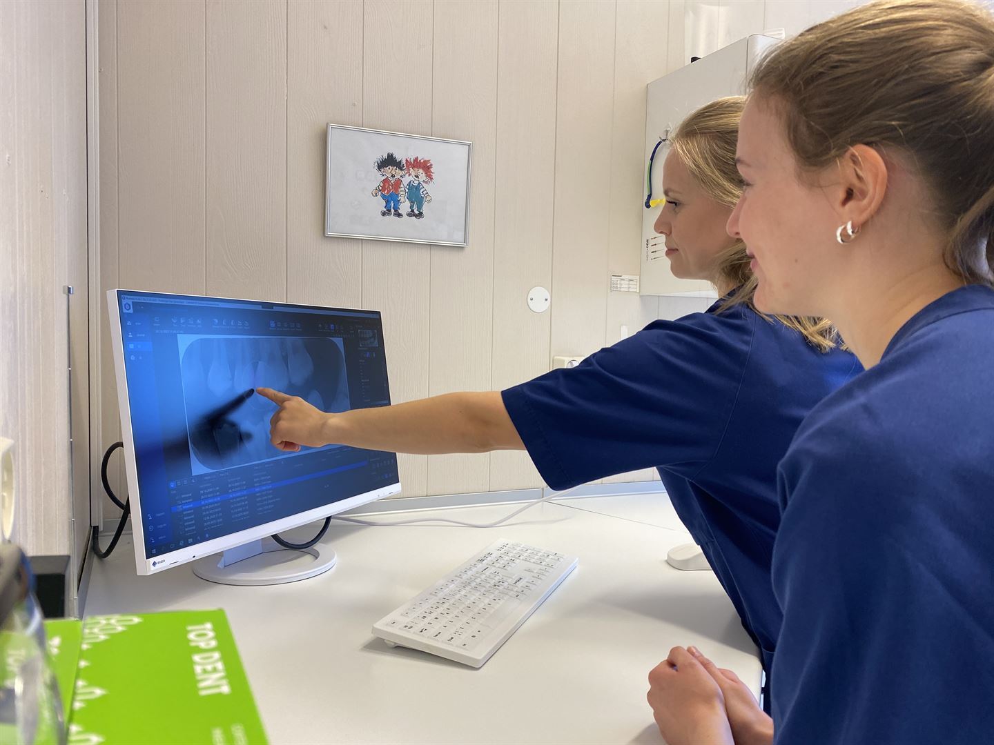 to tannleger ser på røntgenbilete