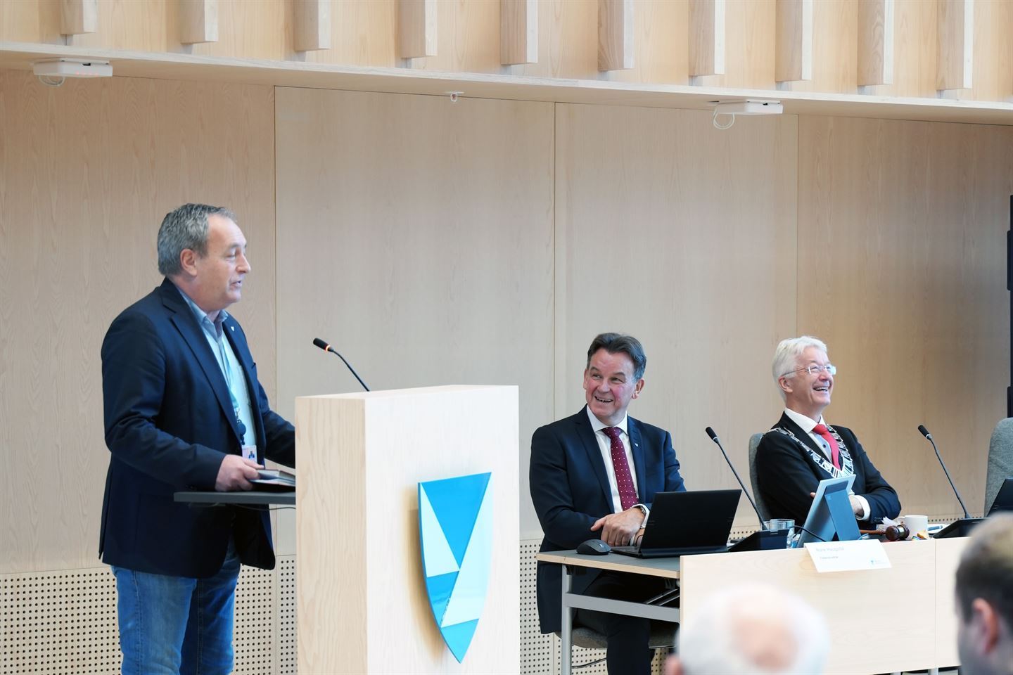 foto av politikarar ved talarstol