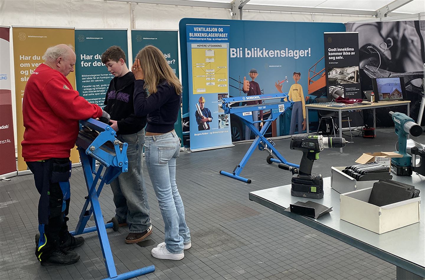 Stand for blekkslagarfaget på utdanningsmesse.
