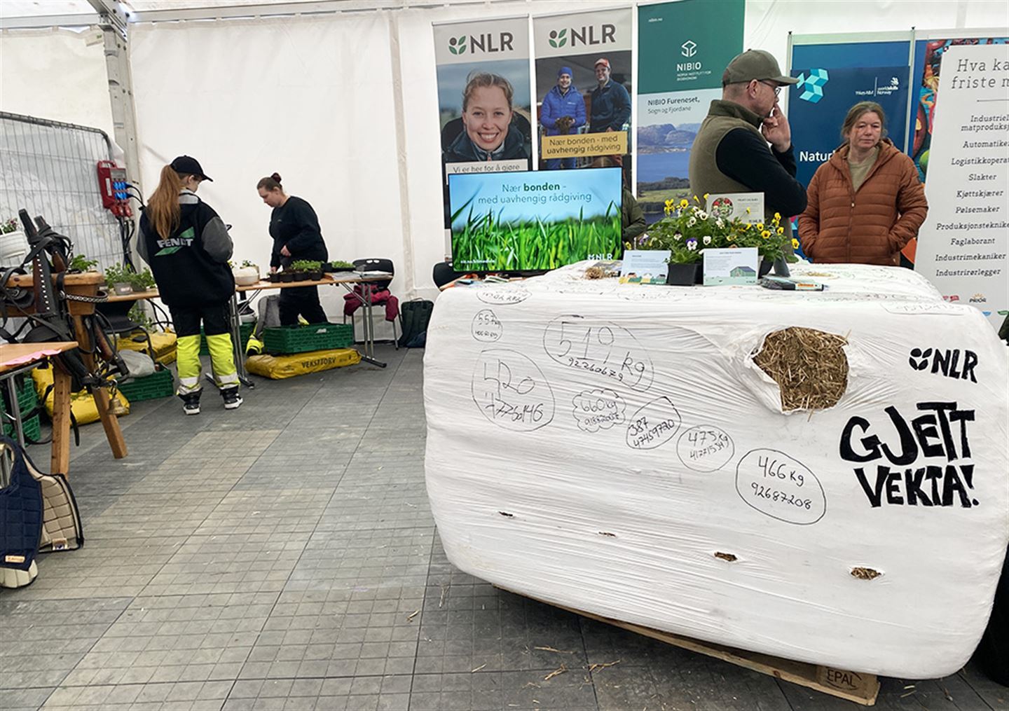 Stand for landbruksfaget med blant anna ein høyball med teksten Gjett vekta.