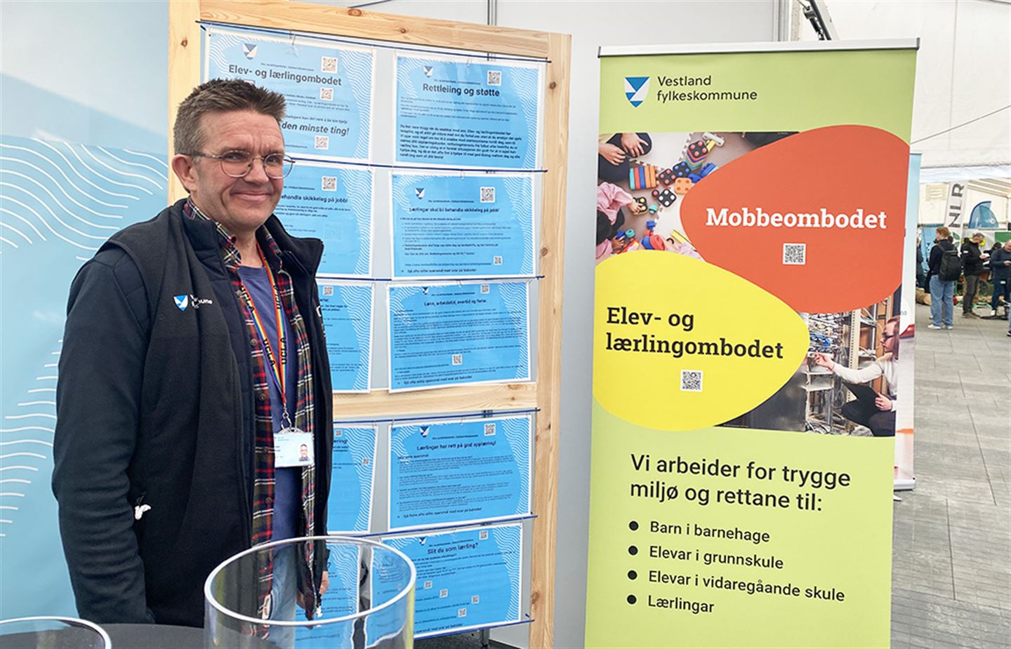 Elev- og lærlingombod Peder Bugge med to roll ups med info om ombodet.