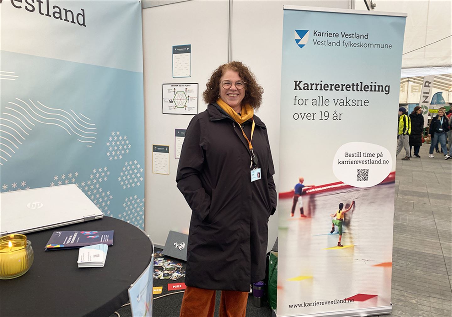 Karriererettleiar Siv Kristin Flekke med ein roll up med teksten Karriererettleiing for alle vaksne over 19 år.