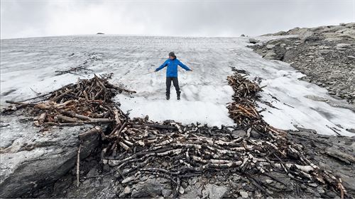 Fangsanlegg i tre smeltar fram frå stor snøfonn.
