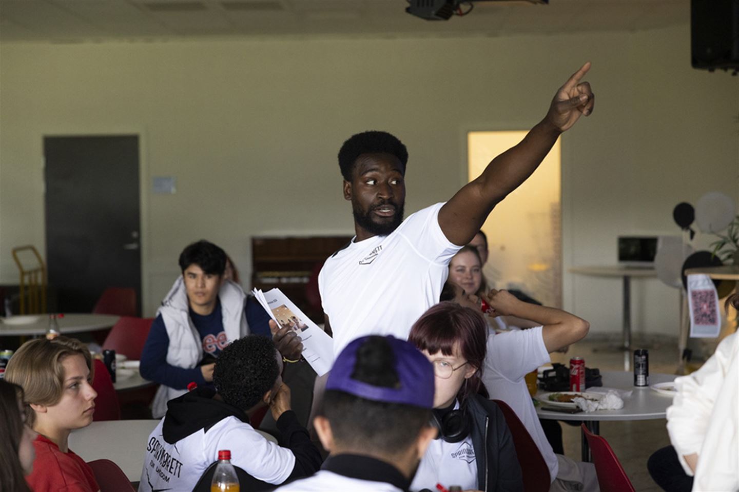 Cidi Nzita frå Springbrett for ungdom blant fleire ungdomar.