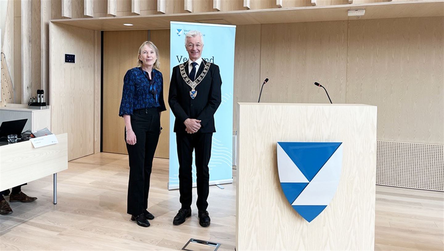 Rektor ved Universitetet i Bergen og fylkesordførar Jon Askeland ved talarstolen i Vestlandssalen på Vestlandshuset.