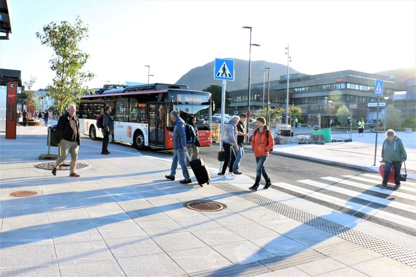 Buss og passasjerer.