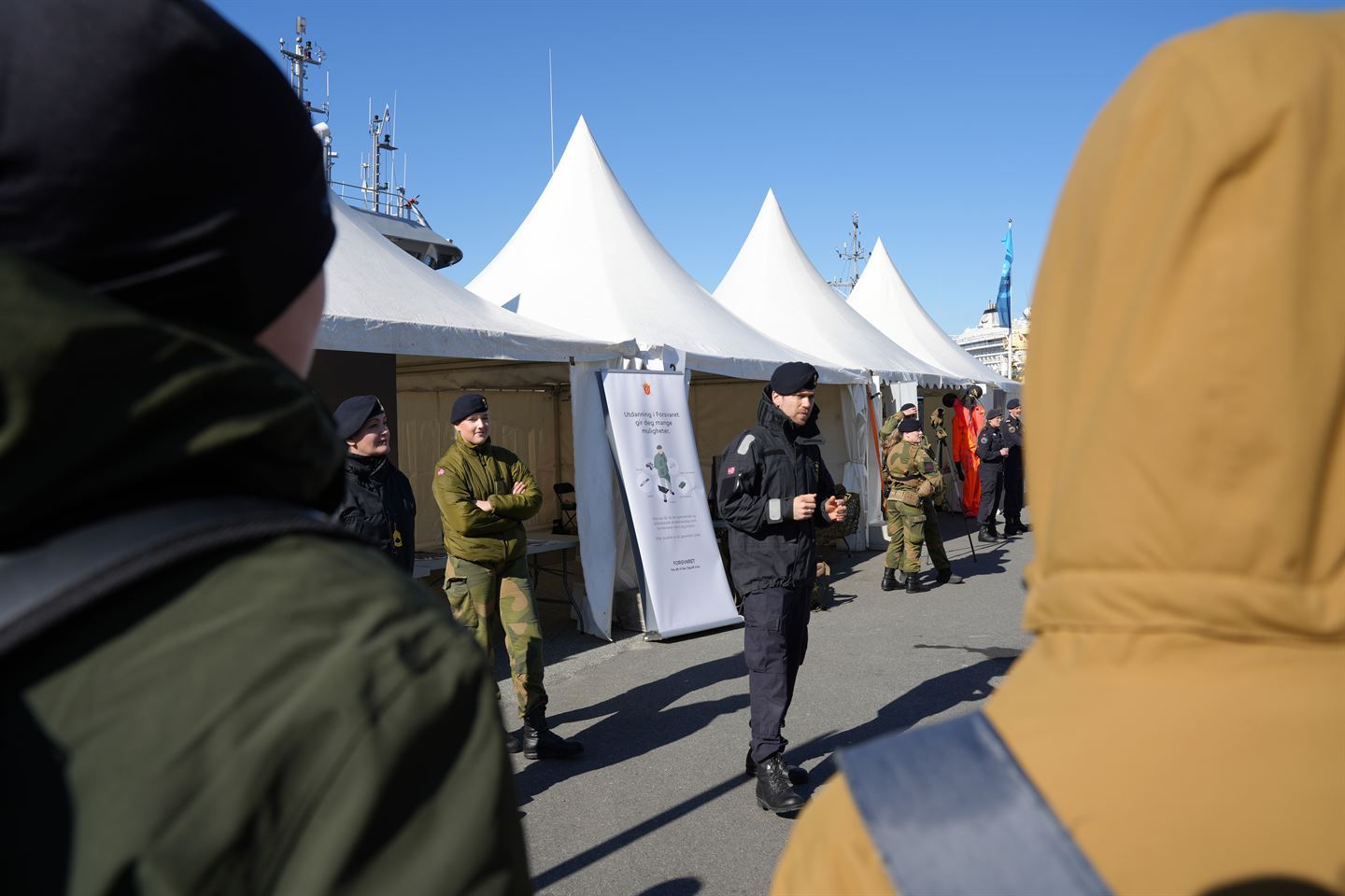 foto av to personar som snakkar til ei gruppe menneske