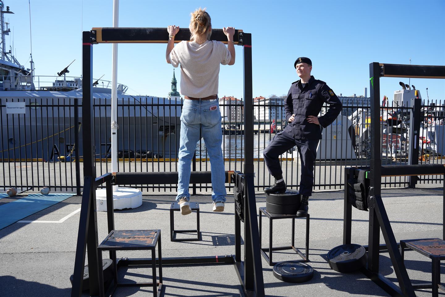 foto av jente som tek pull ups