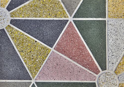 foto frå bybanestoppet på Haukeland, nærbilete av mosaikk.