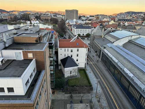 Oversiktsbilde av bybanesporet, ein gamal fabrikk som skal rivast, eit gamalt bygg frå 1100-talet. 