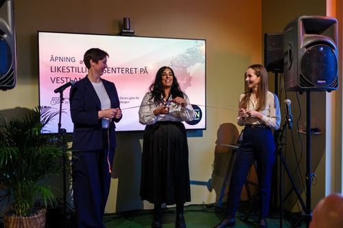 Kultur- og likestillingsminister Lubna Jaffery klypper snor.