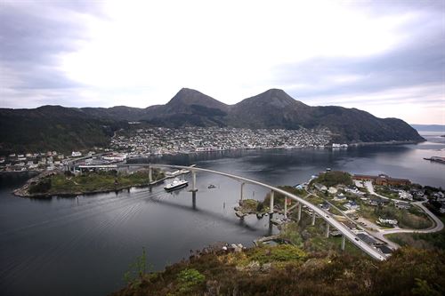 foto av landskap med øyer og bru