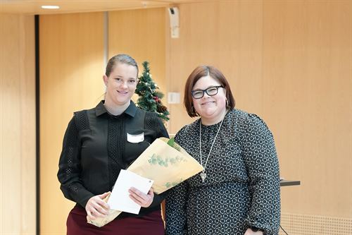 Parakjelkeutøvar Maren Rekve Norheim får utviklingsstipend frå fylkeskommunen ved Kine Bratli Dale.