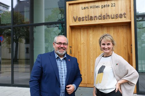 Marthe Hammer og Stig Atle Abrahamsen utanfor Vestlandshuset.