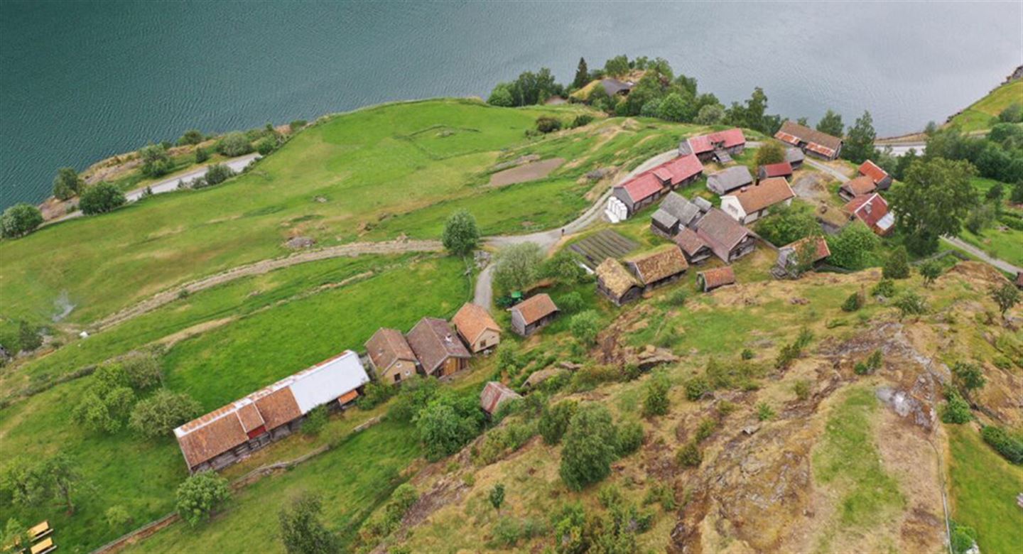 Dronefoto som syner Otternes bygdetun i Aurland