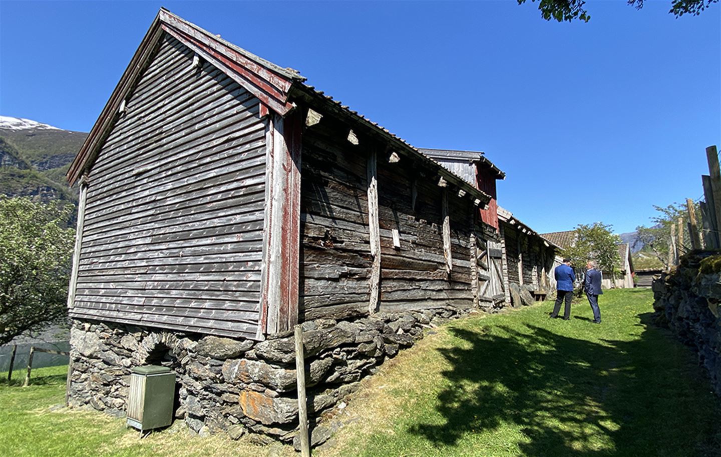 Stor, gamal løe på Otternes i Aurland.