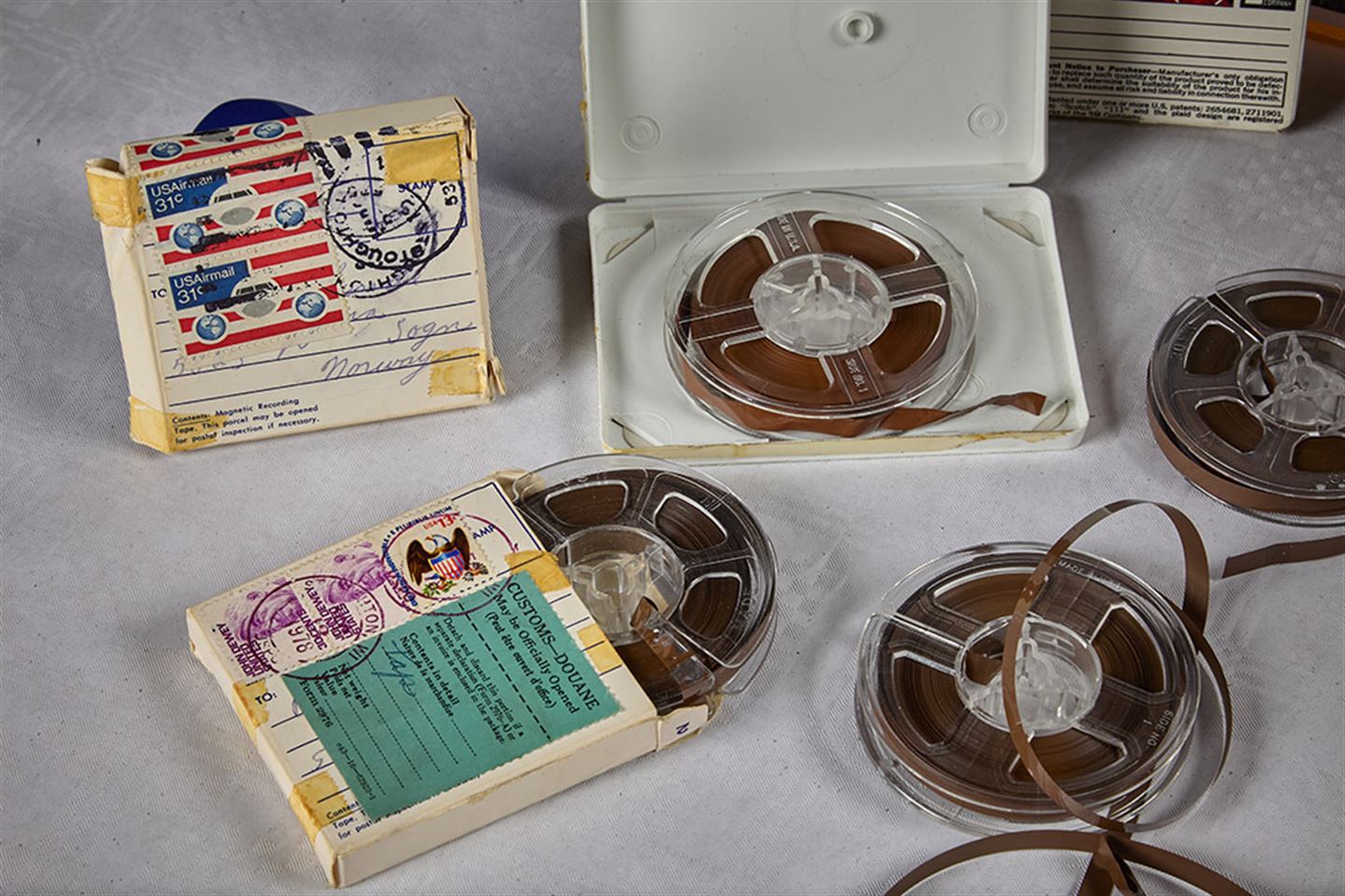 Gamle lydband og emballasje