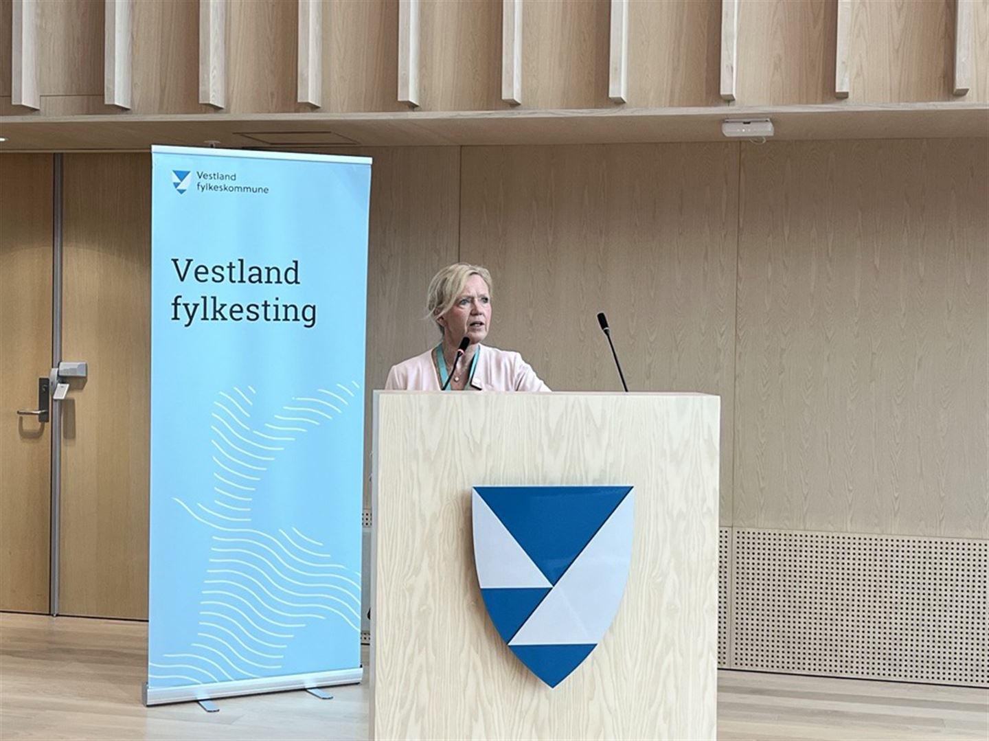 Sigrid Brattabø Handegard på talarstolen i Vestlandssalen på Vestlandshuset.